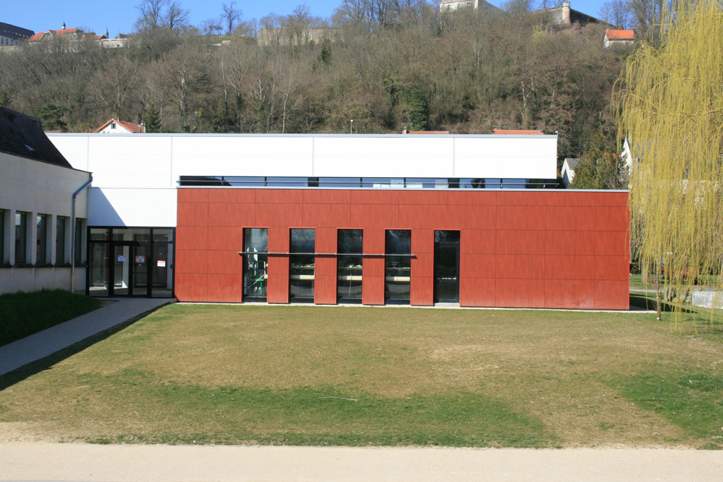 Extérieur coté jardin vue de face Lycée Pierre Méchain 