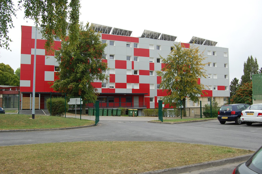 Vue parking bâtiment C de la Résidence Universitaire du Bailly